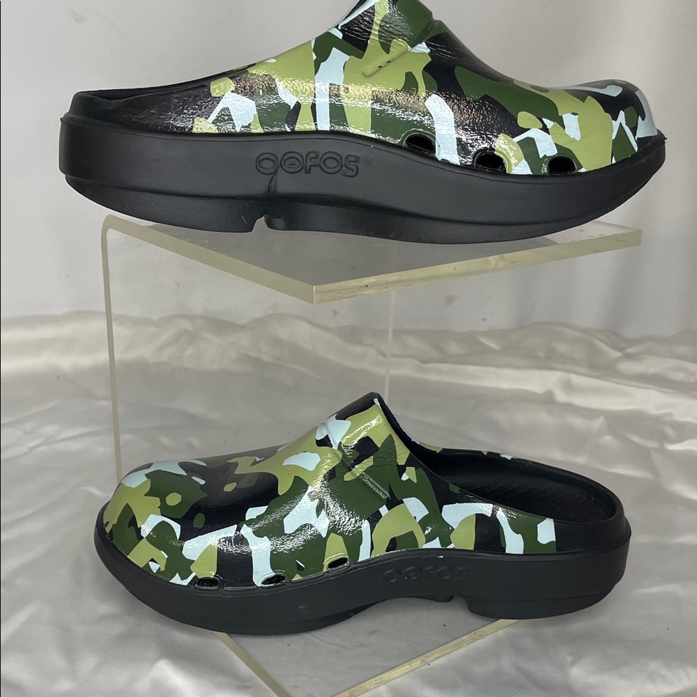 OOFOS Camouflage Mules in Green and Black